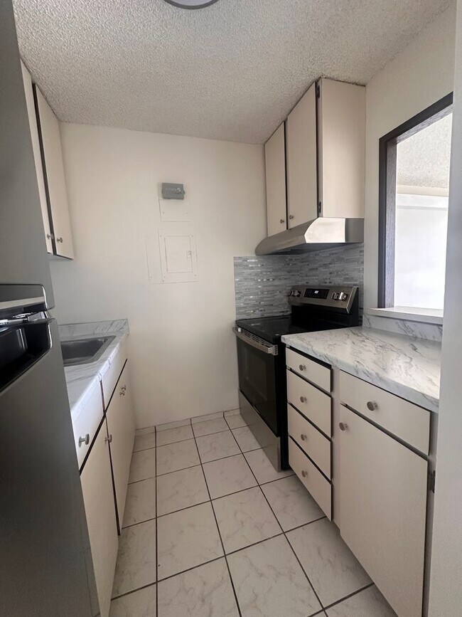 Building Photo - MOANALUA CURTIS #1208