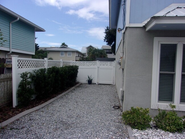 Building Photo - Walk to the Beach, North End of Amelia Island!!