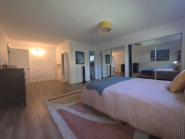 Building Photo - Mid-town Ventura 3 Bedroom 2 bath single level home