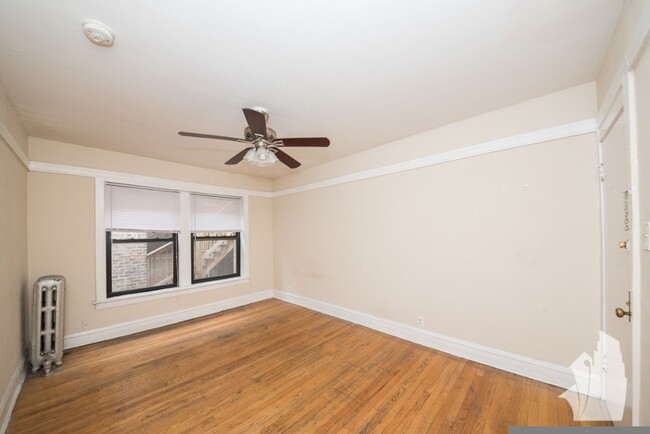Building Photo - 516 W Cornelia Ave