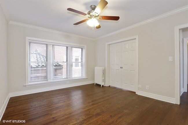 Building Photo - 2452 W Addison St