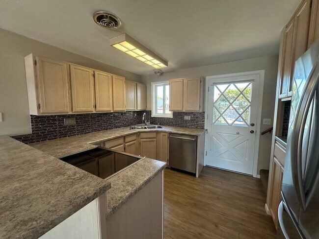 Building Photo - Move-In Special! 1/2 Month off Rent! 2 Bed 2 Bath Waterfront Condo in Sandy Point