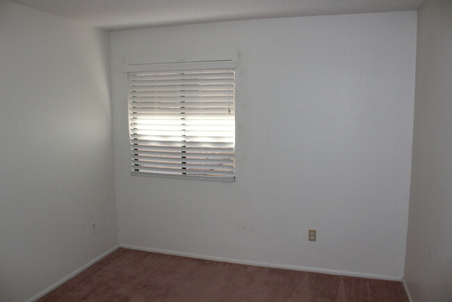 Building Photo - Nice 2 bedroom 2 bath condo!