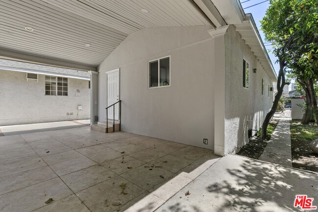 Building Photo - 3915 S Budlong Ave