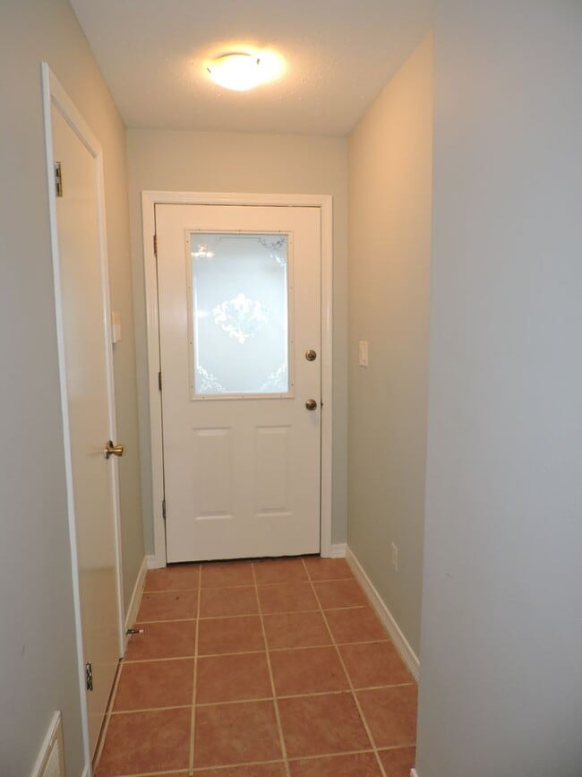 Building Photo - Convenient to interstate, schools & shopping!