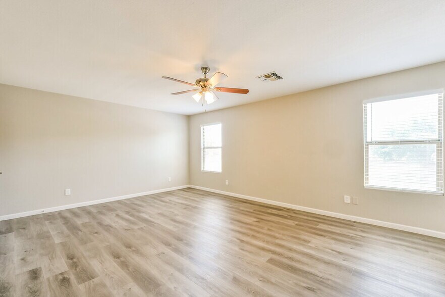 Building Photo - 2236 E Spruce Dr