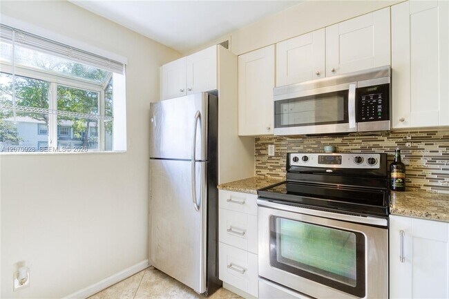 Building Photo - 3095 N Oakland Forest Dr