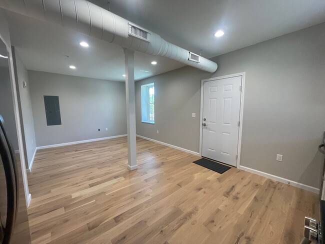 Building Photo - 1 Bedroom / 1 Bath Main Level Apt  Kingspo...