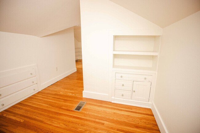 Building Photo - 1554 Oak St