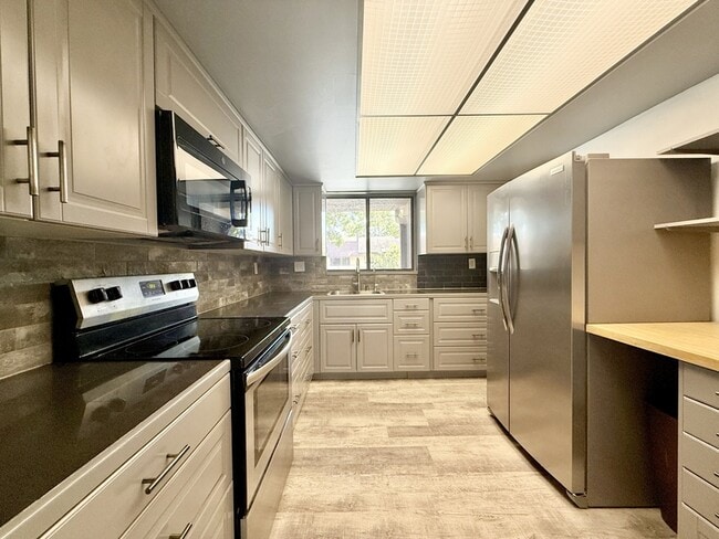 Building Photo - 785 S Village Dr
