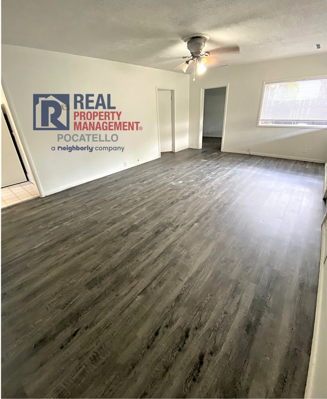 Building Photo - 3 bedroom 1 bath home - Dogs negotiable with additional fees