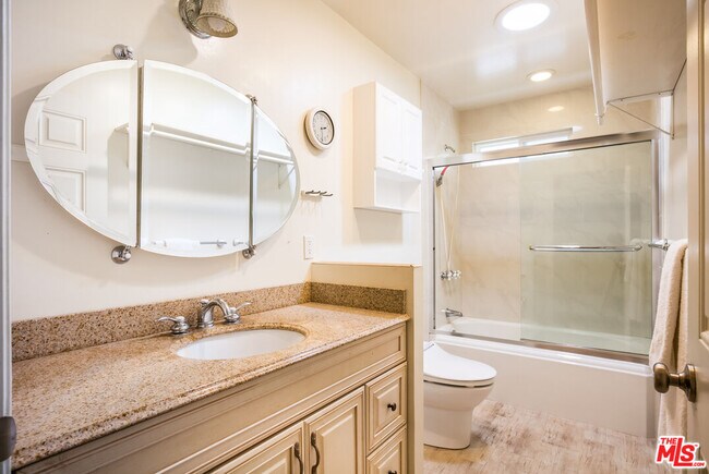 Building Photo - 907 Las Pulgas Rd