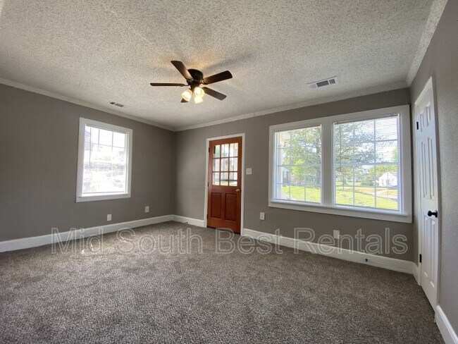 Building Photo - 1326 Chadwick Cir