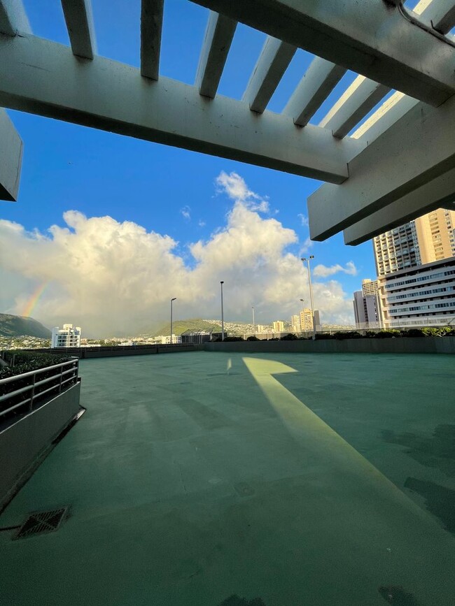 Building Photo - Studio Apt with Amazing City Views Located...