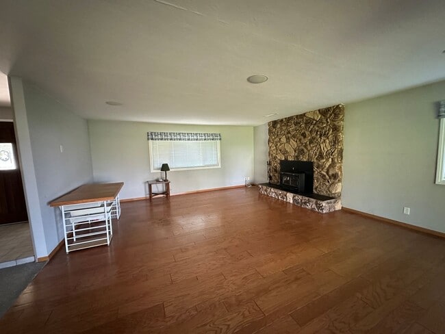 Building Photo - West-End Ramona 3BR Ranch on 2 Acres – Easy Poway Commute