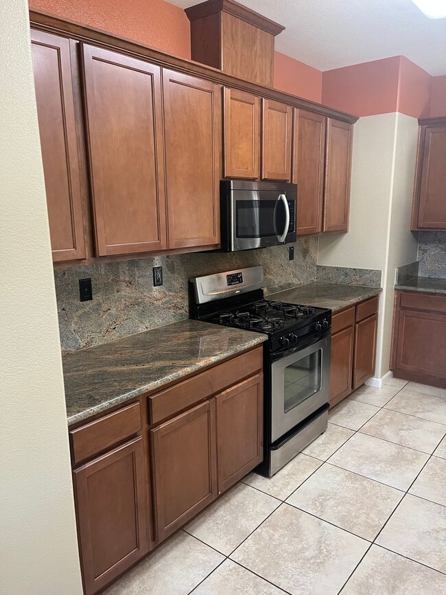 Building Photo - 3 bedroom 3 bathroom with bonus room in No...