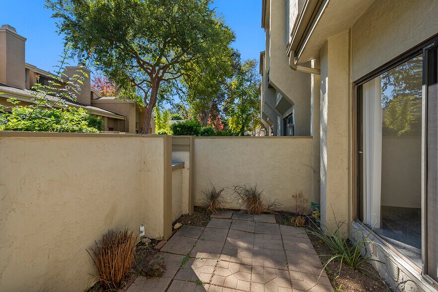 Building Photo - 3216 Caminito Eastbluff