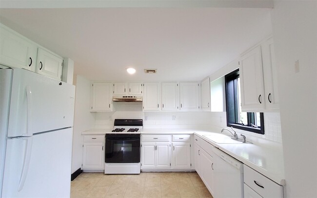 Building Photo - 40 Felter Hill Rd