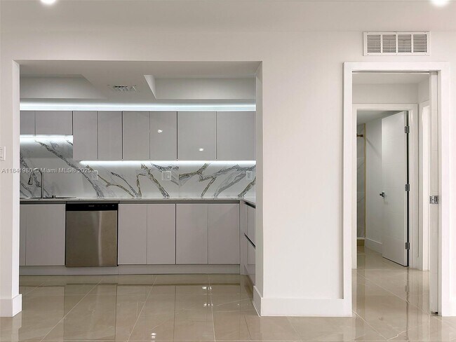 Building Photo - 18071 Biscayne Blvd