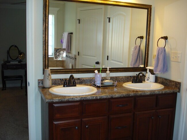 Building Photo - 4097 Silver Glenn