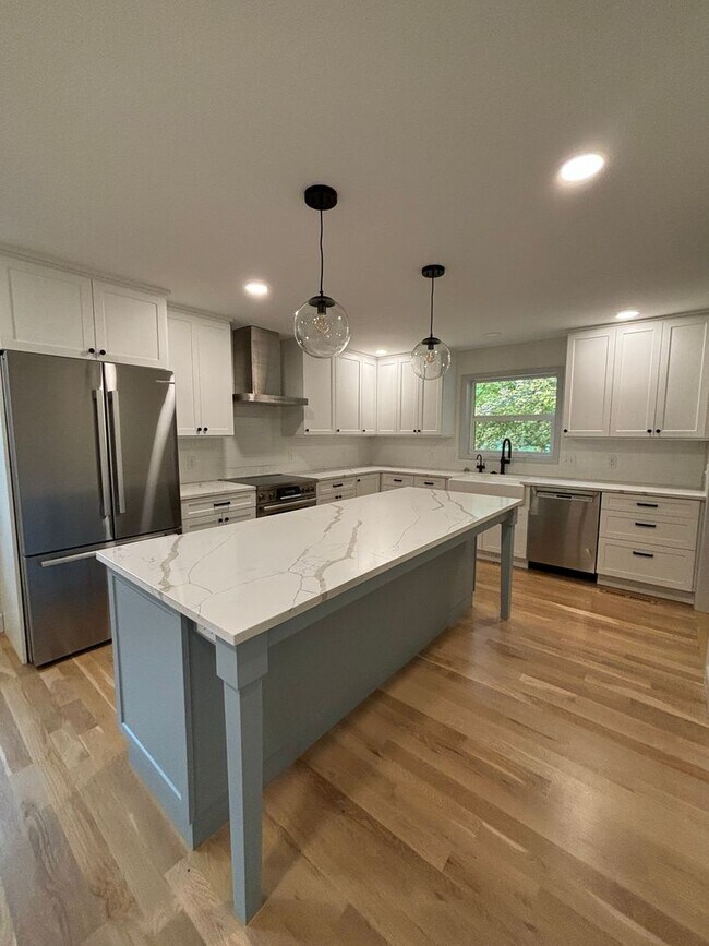 Building Photo - Spacious 4BR, 2.5BA home on 1.3 acres in O...