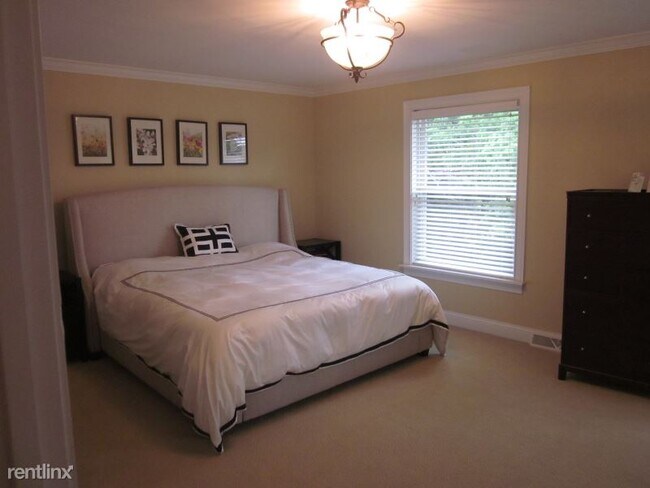 Building Photo - 3670 Ashworth Dr