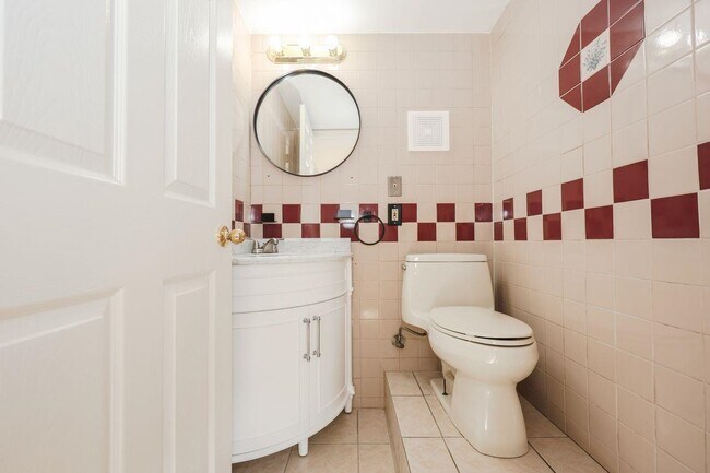 Building Photo - 128 Loudon Rd