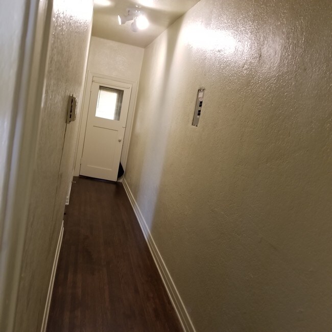 hall to bdrms bck dr - 1014 Newport Ave