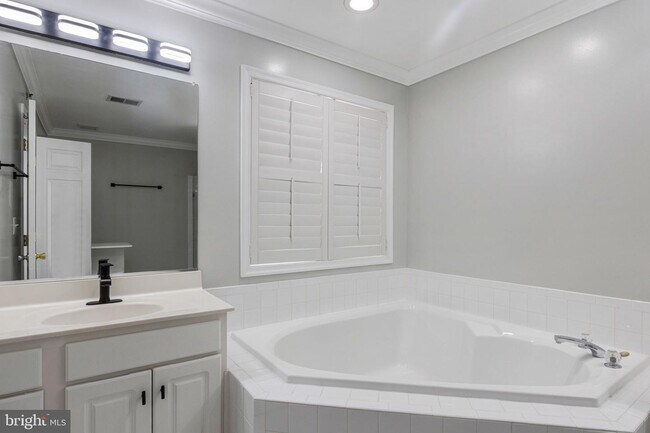 Building Photo - 434 Clayton Ln