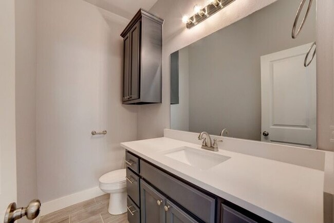 Building Photo - Move-In Special | 2 Bed, 1 Bath | Timeless...
