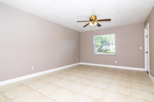 Building Photo - Ground Floor - 2 Bedroom 2 Bath w/ Fenced Back Yard - For Lease in Brandon, FL