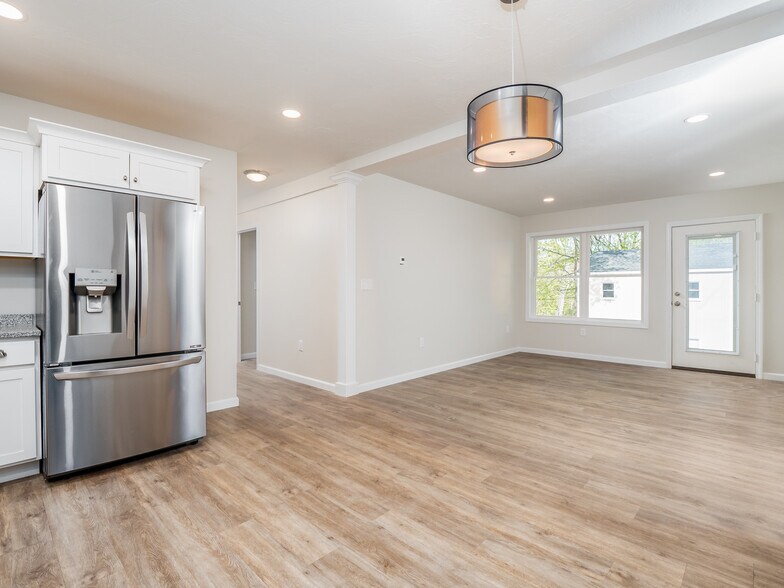 open kit/dining/living - 185 Woodland Ave