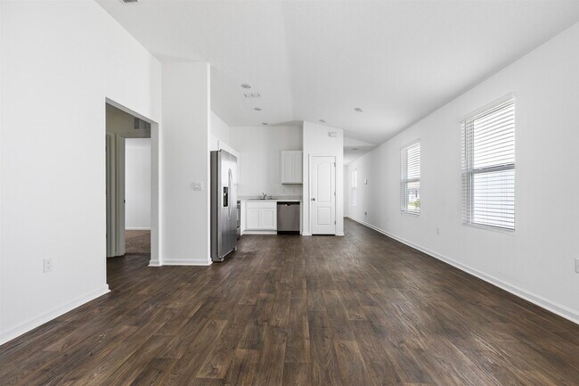 Building Photo - 112 Silver Birch St
