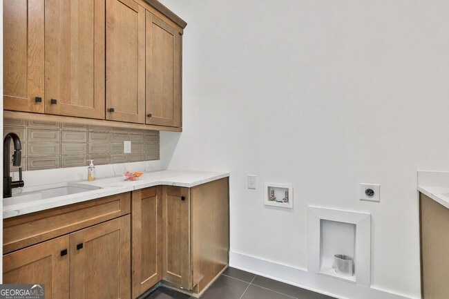 Building Photo - 940 Laurel Brooke Ave