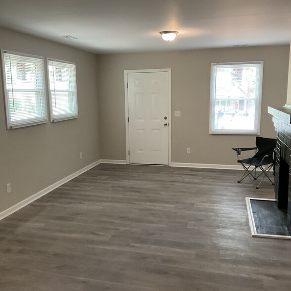 living room - 529 Rose St