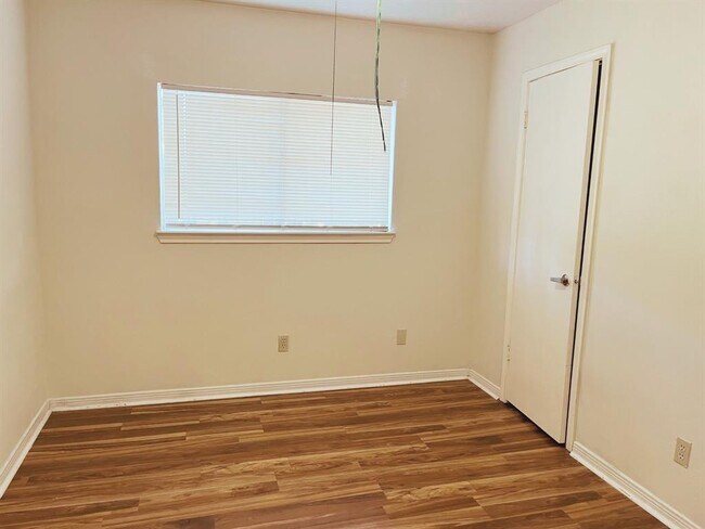 Building Photo - 10550 Walnut Glen Dr
