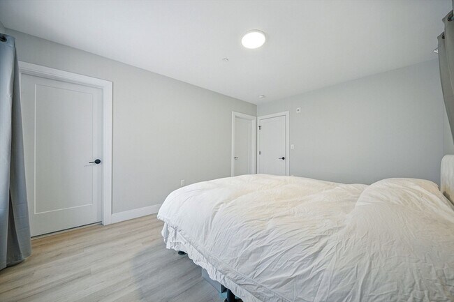 Building Photo - 25 2nd St