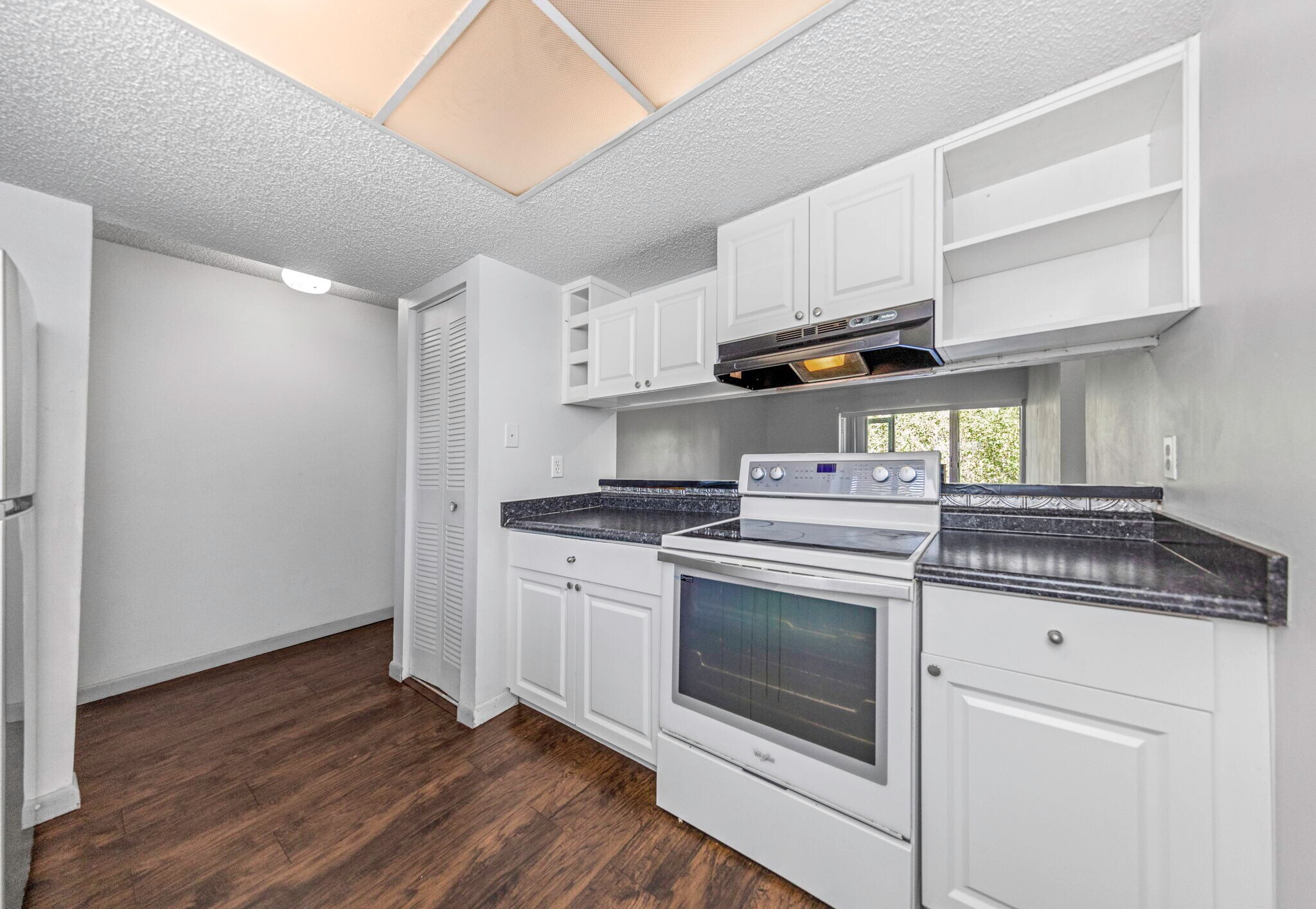 Building Photo - 621 99th Ave N