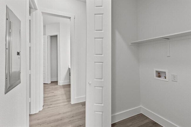 Building Photo - 1664 Hillside Terrace