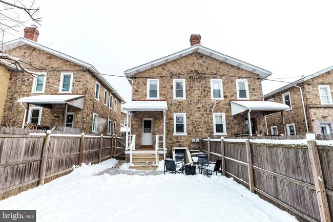 Building Photo - 452 Renfrew Ave