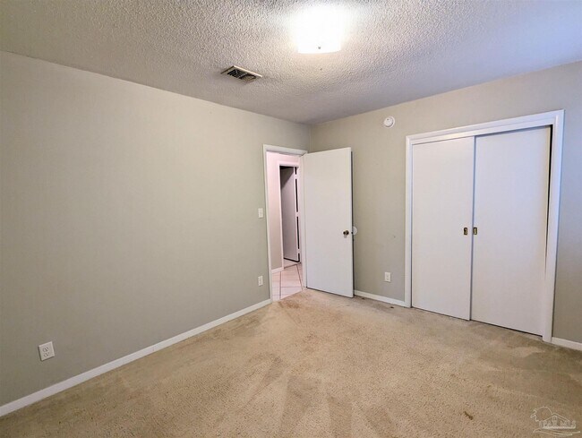 Building Photo - 5185 Hilltop Dr