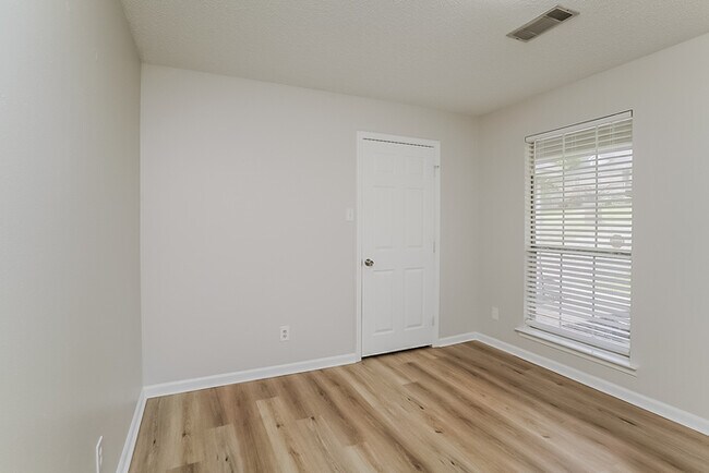 Building Photo - Beautiful 3 Bedroom in Great Location in L...