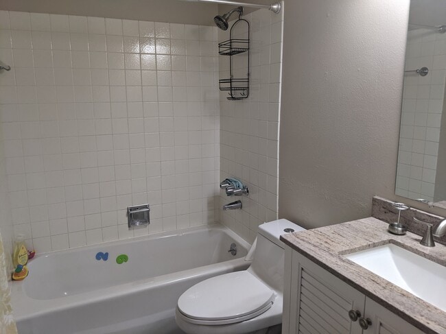 Building Photo - 2089 S Deframe St