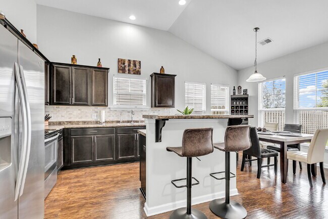 Building Photo - Cozy executive rental in Savannah highlands