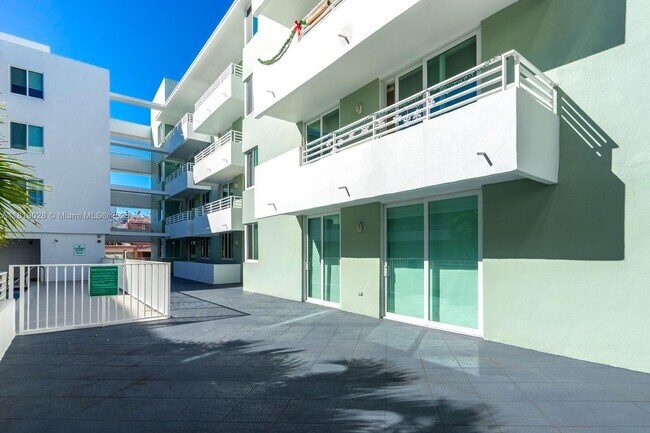 Building Photo - 7800 Collins Ave