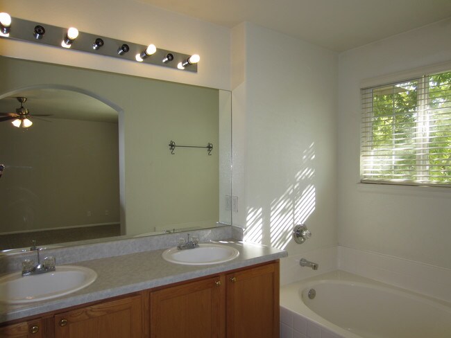 Building Photo - 10761 Cook Ct