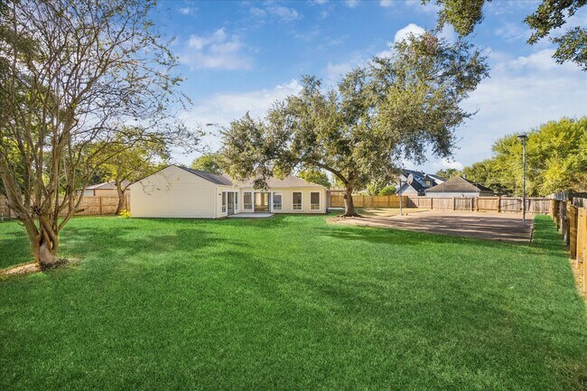 Building Photo - 2319 Wallingford Dr