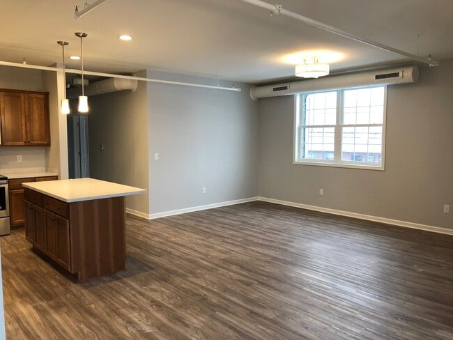 Building Photo - 473 Aurora St