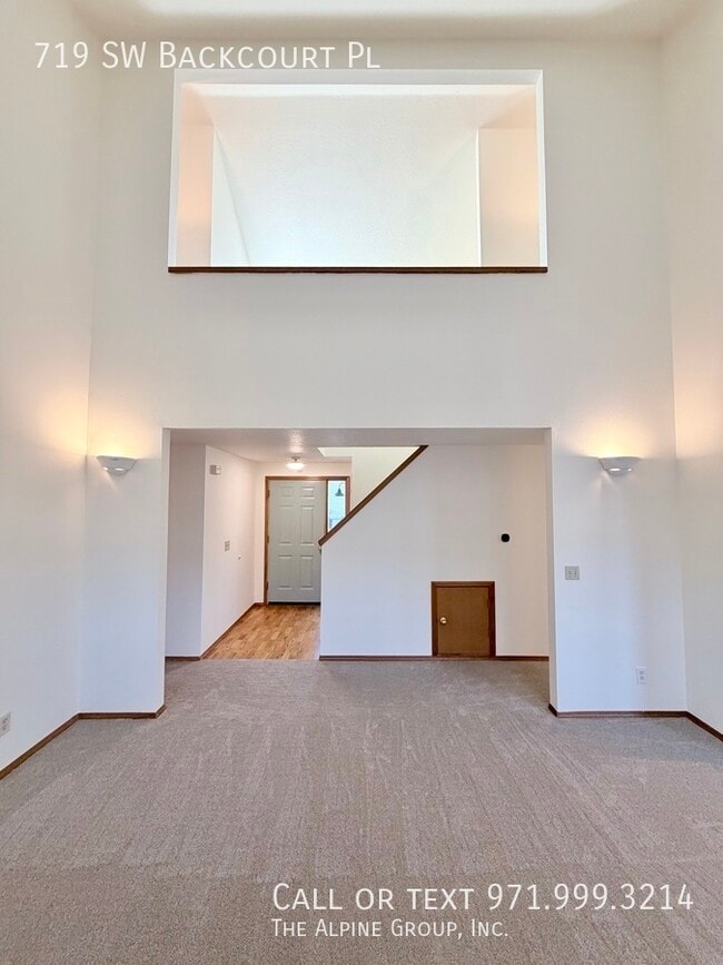 Building Photo - 719 SW Backcourt Pl