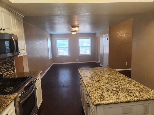 Building Photo - 3 bedrooms 2 bathrooms Downtown Riverside ...